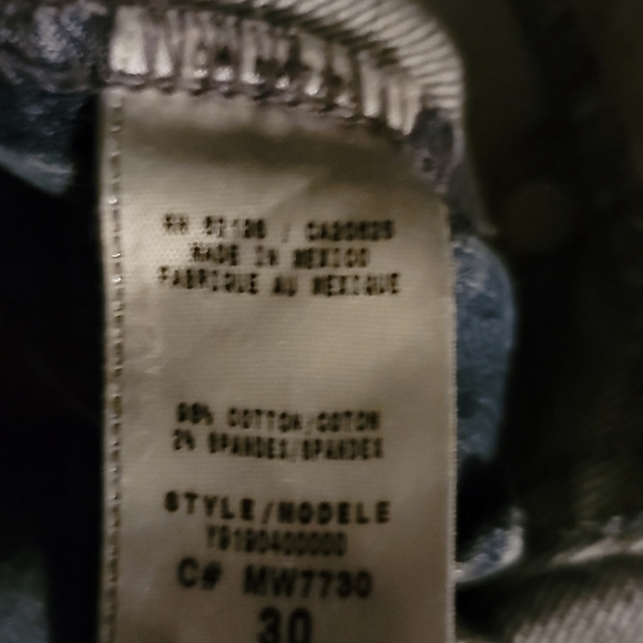 NWOT Guess Jean shorts - Picture 9 of 9